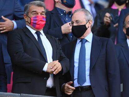 Joan Laporta (a la izquierda) conversa con Florentino Pérez antes del clásico de octubre en el Camp Nou.