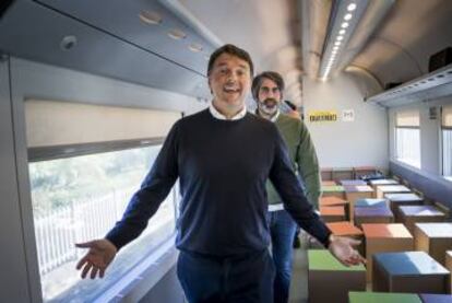 Matteo Renzi atraviesa los vagones del tren que le lleva por toda Italia.