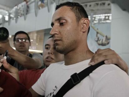 O novo goleiro do Real Madrid, Keylor Navas, dá autógrafos para fãs este domingo no aeroporto.