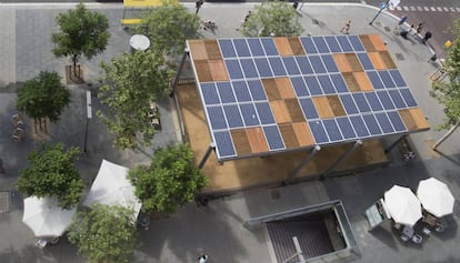 P&eacute;rgola con paneles solares en la plaza del Centre