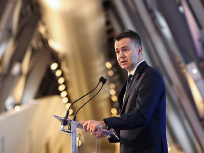 ZARAGOZA, 17/10/2023.- El ministro de Industria, Comercio y Turismo en funciones, Héctor Gómez da un discurso durante la Gala de la Movilidad y la Automoción durante la que se entregarán los Premios Impulso a la Innovación en Movilidad Sostenible este martes en Zaragoza. EFE/ Toni Galán