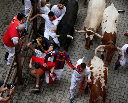 Corredores junto a los toros de Jarandilla durante el quinto encierro. 