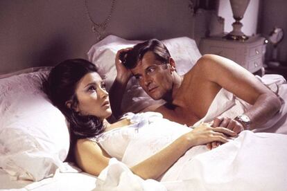 Roger Moore y Jane Seymour, guapos y sofisticados, en 'Vive y deja morir' (1973).