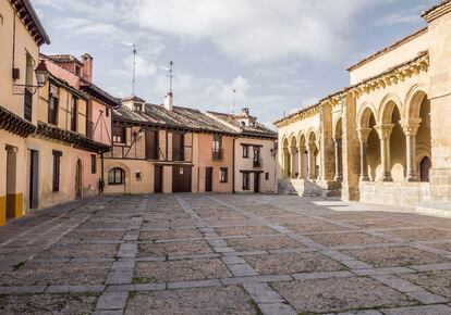 Plaza e iglesia románica de San Lorenzo, uno de los barrios más castizos de la ciudad de Segovia.