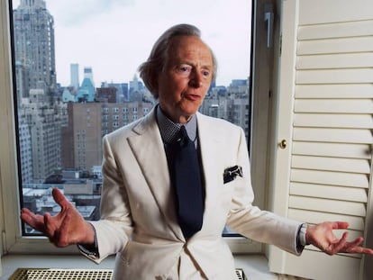 Tom Wolfe en su apartamento de Nueva York en 2004.