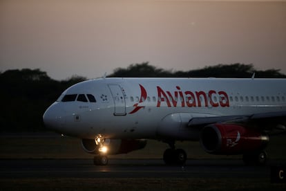 Un avión de Avianca antes de despegar en El Salvador, en febrero de 2022.