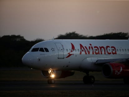 Un avión de Avianca antes de despegar en El Salvador, en febrero de 2022.