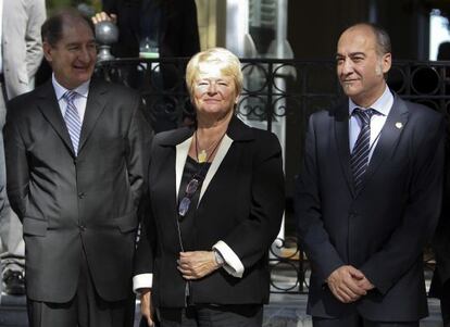 La ex primera ministra de Noruega, Gro Harlem Bruntland, junto al abogado sudafricano Brian Currin, miembro del llamado Grupo Internacional de Contacto (i), y el diputado general de Guipúzcoa, Martín Garitano.