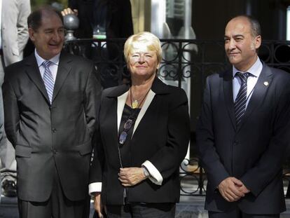 La ex primera ministra de Noruega, Gro Harlem Bruntland, junto al abogado sudafricano Brian Currin, miembro del llamado Grupo Internacional de Contacto (i), y el diputado general de Guip&uacute;zcoa, Mart&iacute;n Garitano.