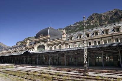 Apeadero de la estación de Canfranc a los pies de los Pirineos.