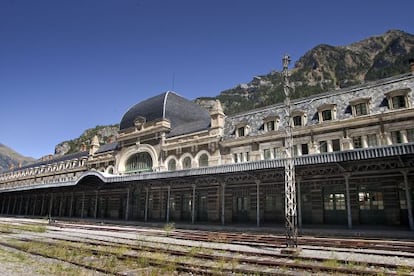 Apeadero de la estaci&oacute;n de Canfranc a los pies de los Pirineos.