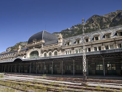 Apeadero de la estaci&oacute;n de Canfranc a los pies de los Pirineos.