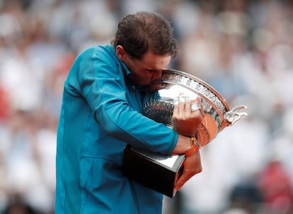 Roland Garros 2018. Nadal besa la Copa de Mosqueteros tras vencer al austriaco Dominic Thiem por 6-4, 6-3 y 6-2. 