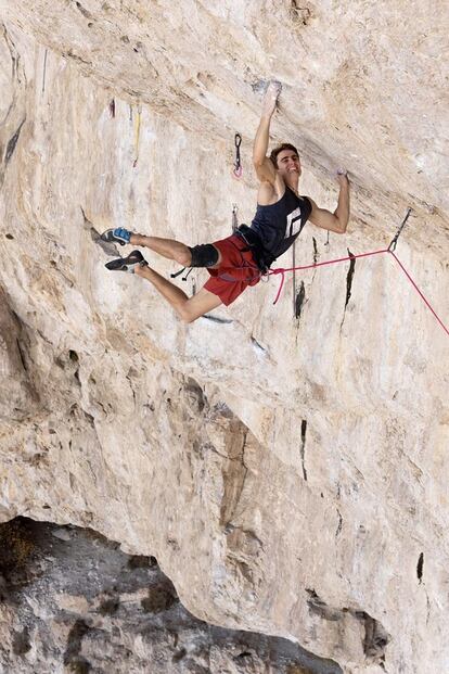 Séb Bouin en la vía Supreme Jumbo Love, 9b+, ubicada en el desierto de Mojave.