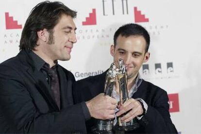 Javier Bardem (izquierda) y Alejandro Amenábar, tras recibir sus premios al mejor actor y mejor director, respectivamente.