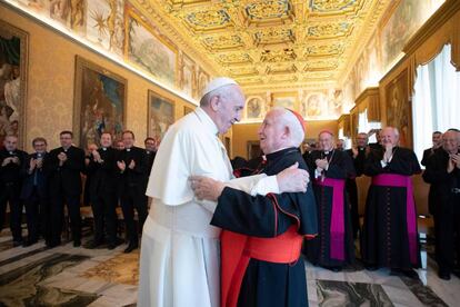 El papa Francisco, la semana pasada, en una reunión en el Vaticano con miembros del arzobispado de Valencia.