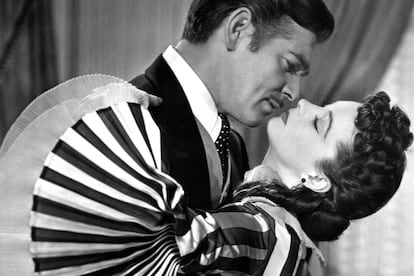 "No te preocupes por amarme. Eres una mujer que envía un soldado a la muerte con un hermoso recuerdo. Scarlett, bésame. Bésame, una vez".

	 

	(Hasta en los periodos más turbulentos de la historia pueden surgir las historias más apasionadas. Clark Gable y Vivien Leight. Lo que el viento se llevó, Victor Fleming, 1939).