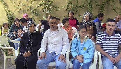 Refugiados sirios esperando su turno en la Embajada de Espa&ntilde;a en Beirut. 