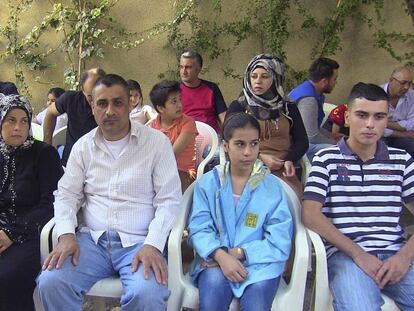 Refugiados sirios esperando su turno en la Embajada de Espa&ntilde;a en Beirut. 