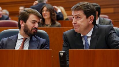 El presidente de la Junta de Castilla y León, Alfonso Fernández Mañueco (d), y el vicepresidente, Juan García Gallardo (i), participan en la sesión plenaria celebrada este miércoles, en el parlamento regional, en Valladolid.