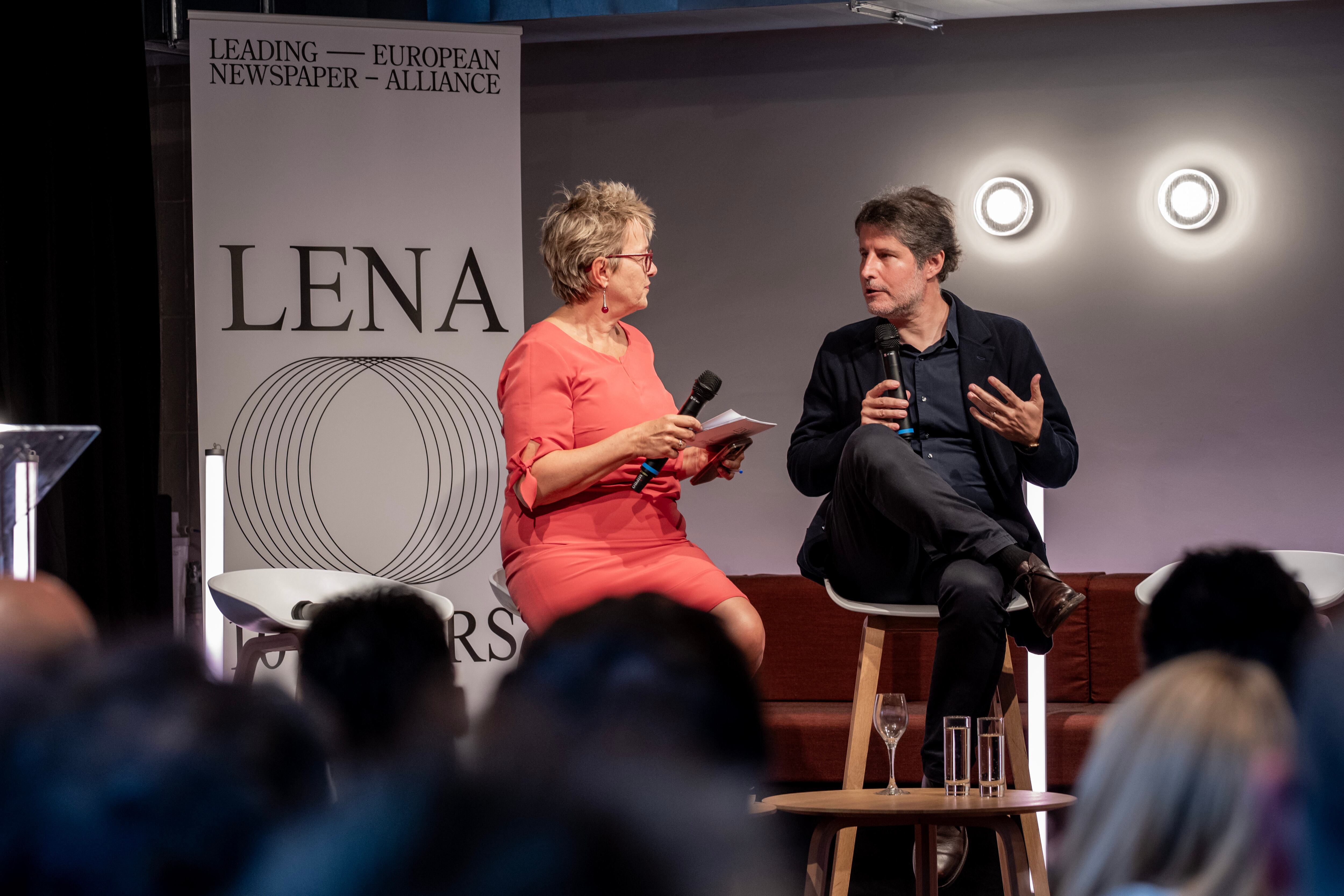 Béatrice Delvaux, directora de Opinión de 'Le Soir', junto al escritor Giulano Da Empoli, este miércoles durante la celebración del 10º aniversario de la alianza LENA. PIERRE-YVES THIENPONT/LE SOIR