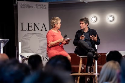 Béatrice Delvaux, directora de Opinión de 'Le Soir', junto al escritor Giulano Da Empoli, este miércoles durante la celebración del 10º aniversario de la alianza LENA. PIERRE-YVES THIENPONT/LE SOIR