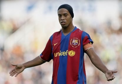 Ronaldinho, durante el partido ante el Racing de Santander