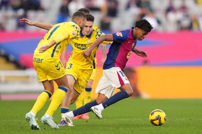 Lamine Yamal (derecha) en el partido ante Las Palmas este sábado.