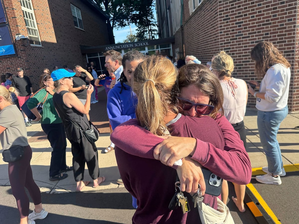 Al menos dos muertos en un tiroteo en la iglesia de una escuela católica en Minneapolis