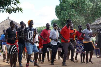 Hombres y mujeres de la comunidad de Lukodi bailando danzas tradicionales del pueblo acholi.