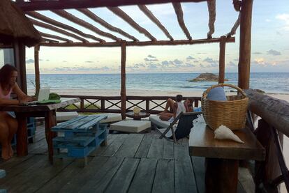 <i>Palapa</i> (cabaña) con hamacas y conexión a Internet frente al Caribe, tipo de alojamiento habitual en la Riviera Maya