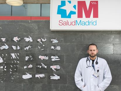 José Manuel Portal, MIR de último año, en la fachada de su centro de salud, Monterrozas, en el municipio de Las Rozas (Madrid).