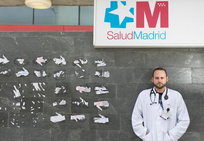 José Manuel Portal, MIR de último año, en la fachada de su centro de salud, Monterrozas, en el municipio de Las Rozas (Madrid).