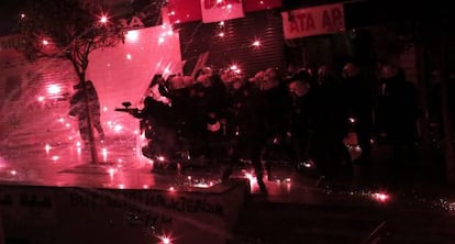 Manifestantes y polic&iacute;as en una protesta contra el Gobierno, el mi&eacute;rcoles en Estambul.