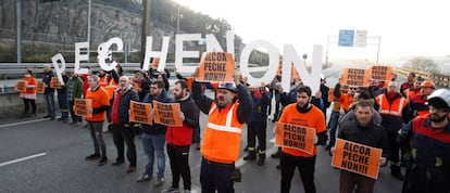 Trabajadores de la planta de la multinacional Alcoa en A Coruña, concentrados en las puertas de la factoría.