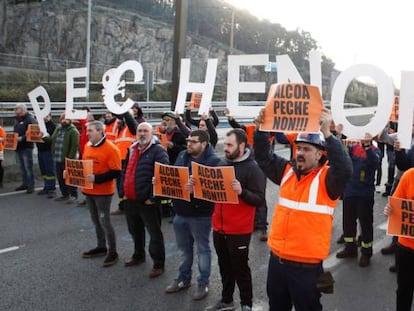 Trabajadores de la planta de la multinacional Alcoa en A Coruña, concentrados en las puertas de la factoría.