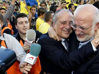 Fernando y Juan Roig, celebran sobre el césped de el estadio de El Madrigal el ascenso del Villarreal a Primera División en 2013.