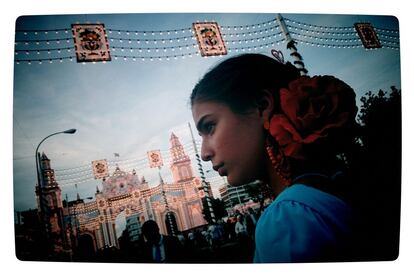 La portada, con una inversión de 500.000 euros, representa en su parte central al Museo de Bellas Artes, mientras que sus torres están inspiradas en el edificio central de Telefónica ubicado en la Plaza Nueva. En la imagen, una joven vestida de flamenca en las inmediaciones de la portada.