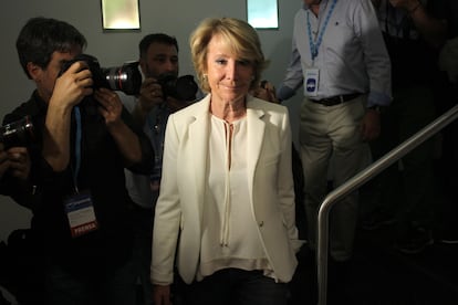 Esperanza Aguirre valora los resultados electorales en la sede del PP en la madrileña calle Génova el 24 de mayo de 2015.