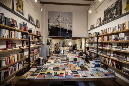 La llibreria La Memòria, de Gràcia, que va estar a punt de tancar a l'estiu i que van salvar dos clients mecenes.