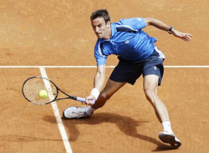 Robredo golpea la bola durante el partido ante Murray.