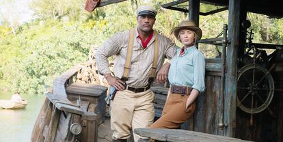 Dwayne Johnson y Emily Blunt en 'Jungle Cruise' con vestuario de Paco Delgado.