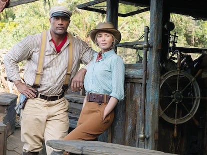 Dwayne Johnson y Emily Blunt en 'Jungle Cruise' con vestuario de Paco Delgado.