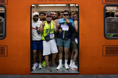 Corredores se transportan en el primer vagón del metro para participar en la edición número 42 del Maratón de Ciudad de México.