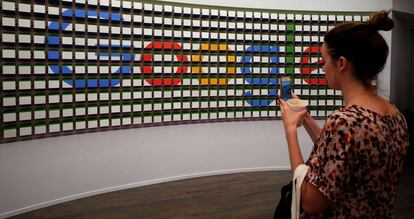 Una mujer fotografía el logo de Google en su tienda de Nueva York.