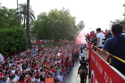 Es el séptimo título del club español como dominador del palmarés del torneo. En la image, los jugadores del Sevilla, celebran junto a los aficionados en la calle de la ciudad, este jueves.