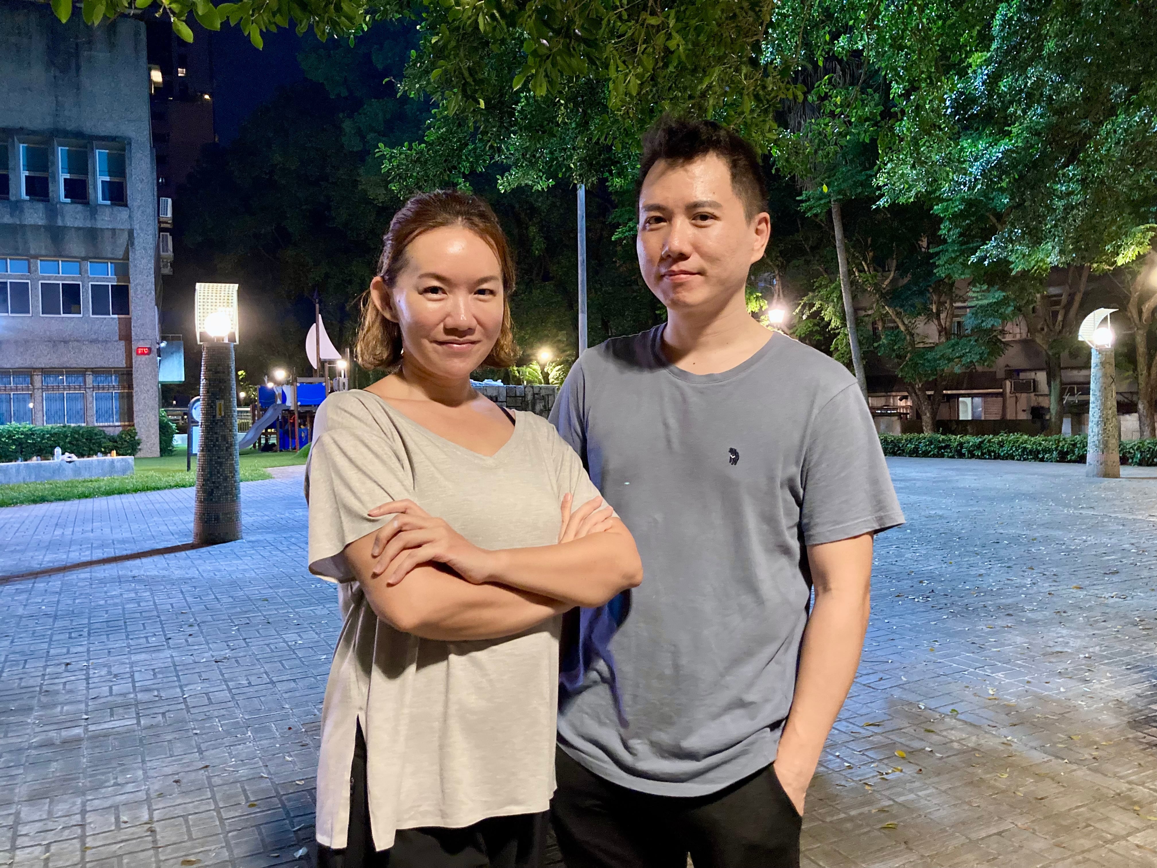 Los hermanos April y Al Chen, impulsores de un grupo de defensa civil que entrena en el parque Ma-gong de Nueva Taipéi, el 20 de mayo.
