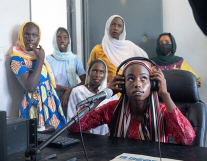 Las niñas fueron invitadas a Radio Bagasola, una emisora local, para recitar sus poemas y hablar (en francés y kanembou) sobre violencia y matrimonios forzados. Las consecuencias del matrimonio infantil incluyen embarazos tempranos y fístulas obstétricas, que resultan tras la falta de tratamiento médico adecuado durante el parto. Fatima Zara Maï, de 17 años, contó que una amiga fue a jugar a casa de otra chica. Allí, el hermano mayor la violó, dejándola embarazada. “Las niñas embarazadas pueden ponerse muy enfermas", reflexionó. "Una niña no tiene la capacidad de criar a un hijo. La única manera de acabar con la violencia es seguir sensibilizando a todo el mundo. Solo gracias a la educación nuestro país puede evolucionar". 
 