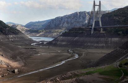 Estado del embalse de Barrios de Luna, en el norte de la provincia de León, al 7% de su capacidad, el 31 de agosto de 2017. España se encuentra ante una de las peores sequías de las últimas décadas.