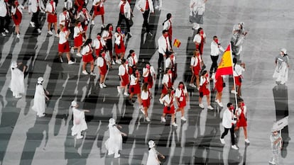 Representantes de la delegación de España desfilan durante la ceremonia inaugural de los Juegos Olímpicos de Tokio 2020, este viernes en el Estadio Olímpico.